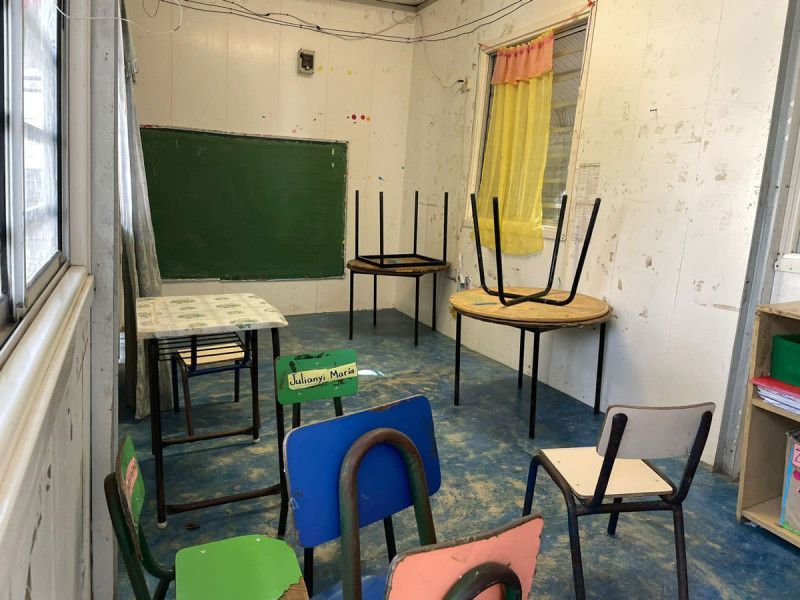 Estudiantes tienen 12 años ‘apiñados’ en aulas móviles en SFM