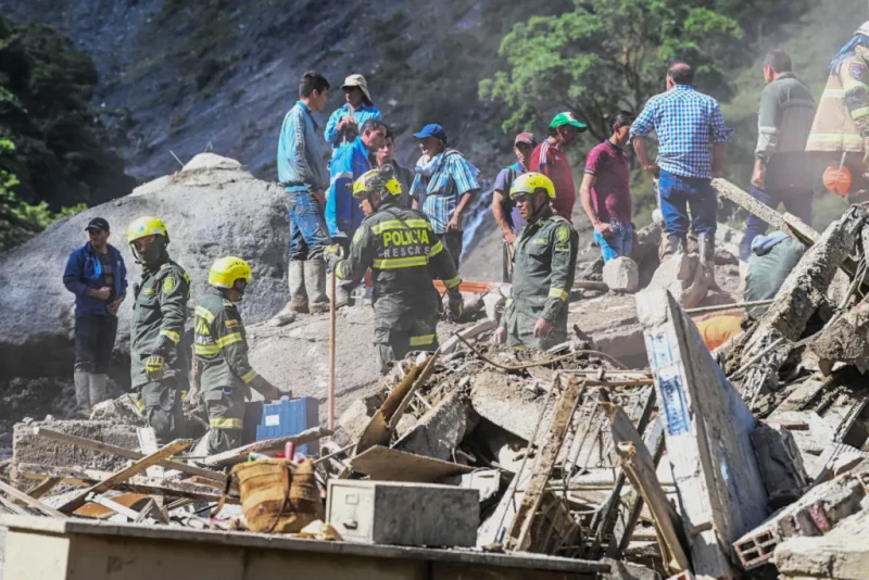 Suben a 26 los muertos por la avalancha en el centro de Colombia y quedan 3 desaparecidos