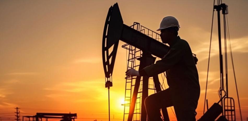 El precio del petróleo crudo rebasa la barrera de los US$80 por barril y las gasolinas en récord