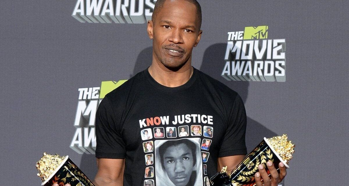 Jamie Foxx posa junto a un coche de carreras en su primera foto tras su hospitalización