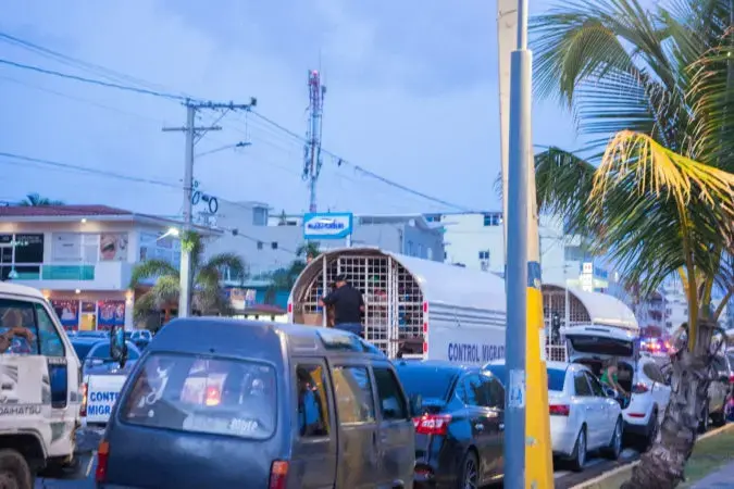 Migración interviene malecón de SDE con detención de 20 haitianos entre ellos 8 ilegales