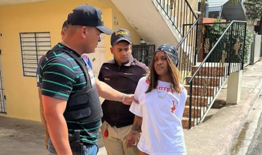 Apresan en Bávaro a mujer que estaba prófuga por muerte de su expareja en SPM
