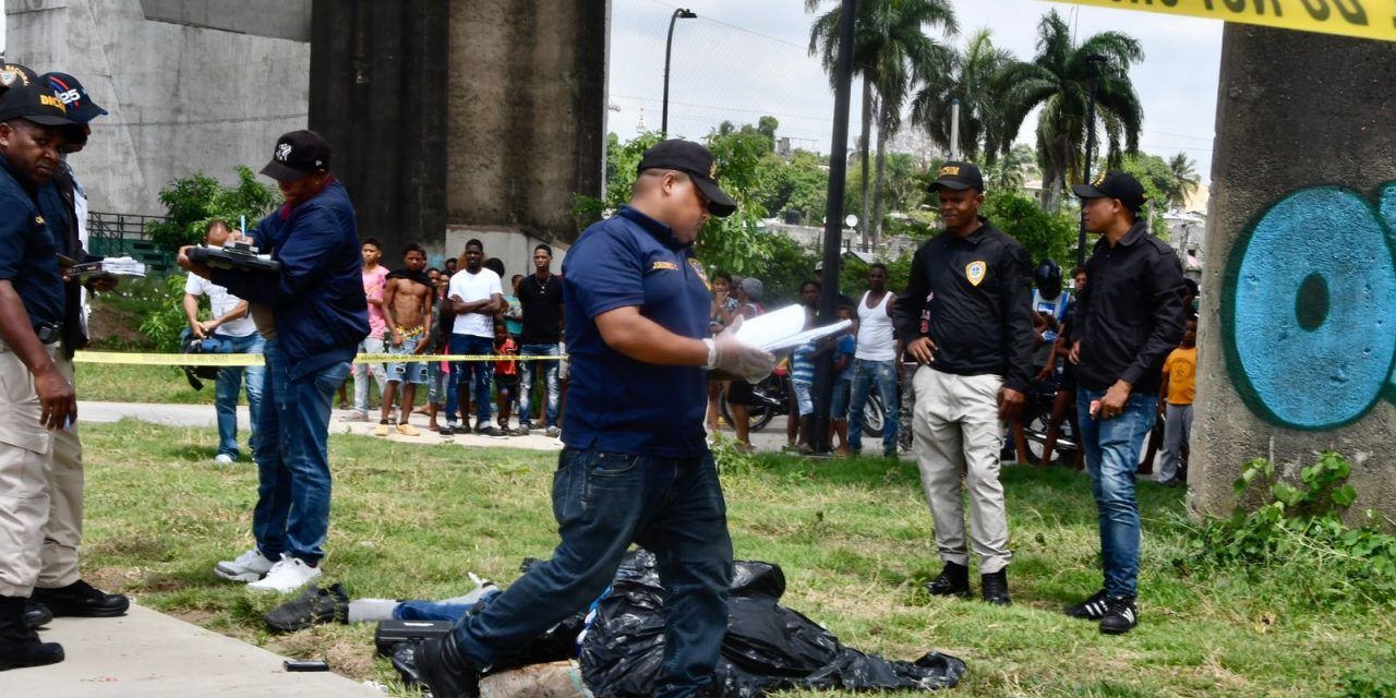 Hombre mata a su expareja y luego se tira del puente de la 17