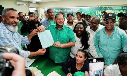 Alcalde Carlos Guzmán inscribe oficialmente su precandidatura a la misma posición en la Fuerza del Pueblo