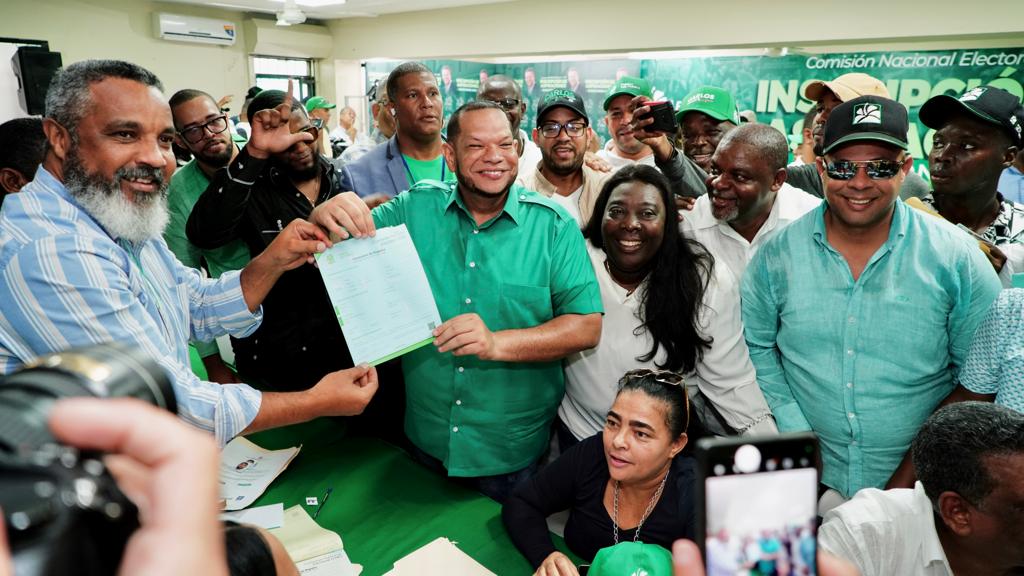 Alcalde Carlos Guzmán inscribe oficialmente su precandidatura a la misma posición en la Fuerza del Pueblo