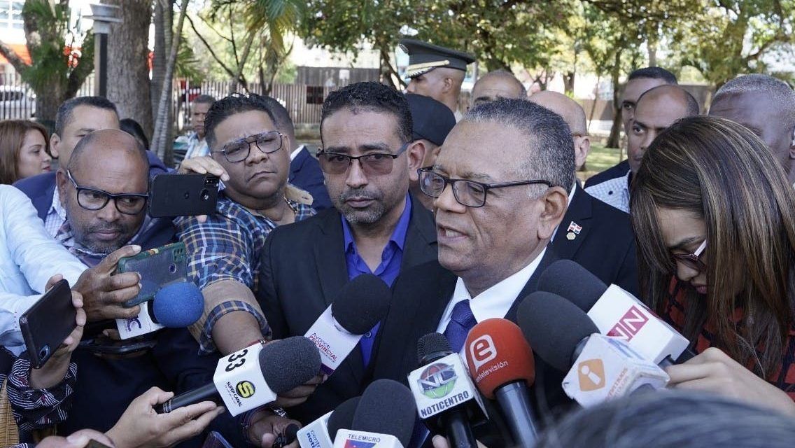 Migración: «La Constitución nos faculta a deportaciones de indocumentados ilegales sin mirar sexo, color u origen»