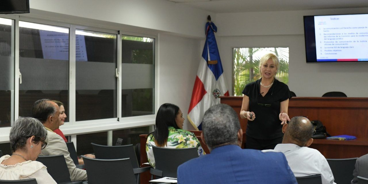 Experta sostiene en comunicación jurídica se debe hacer un equilibrio entre explicativo y tecnicismo