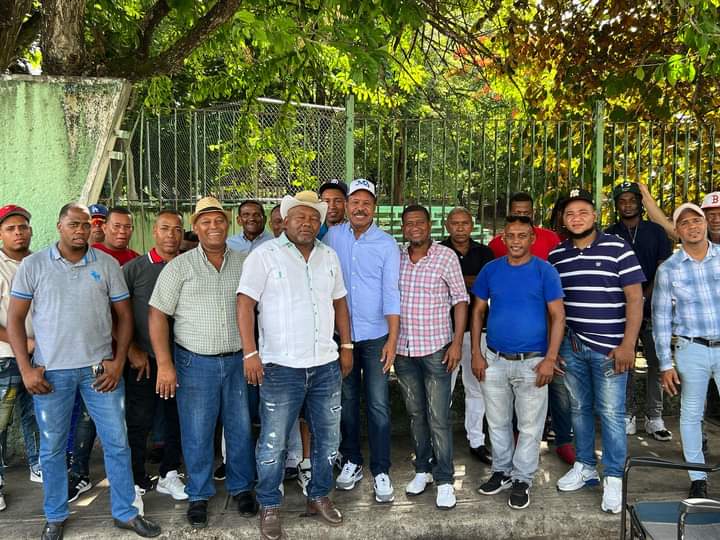 Choferes cubren ruta San Cristóbal al Km 12, apoyan a José Montás alcalde