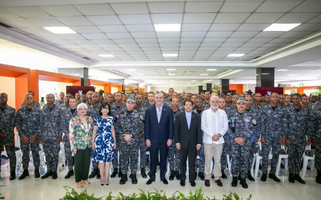 Presidente Abinader encabeza graduación por primera vez de 757 policías en derechos humanos y convivencia ciudadana