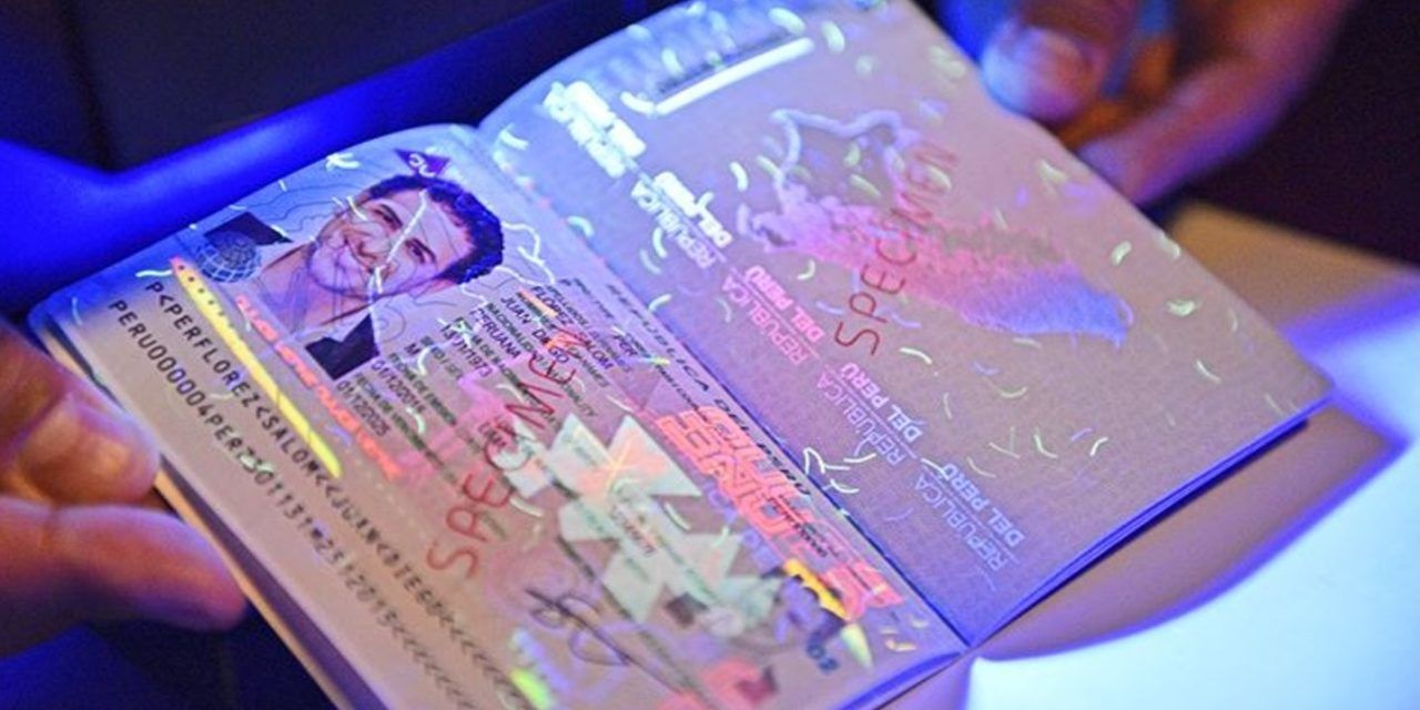 Abinader emite decreto para priorizar implementación del pasaporte electrónico