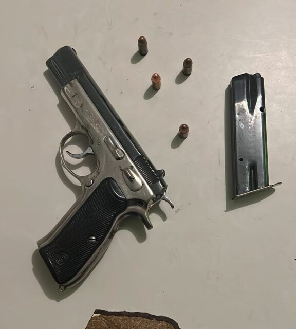 Policía Nacional apresa hombre y recupera pistola robó tras romper cristal vehículo dejado por un ciudadano estacionado en calle de Gazcue, DN.