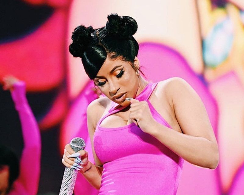 Cardi B no enfrentará cargos por lanzarle micrófono a una mujer durante su concierto en Las Vegas