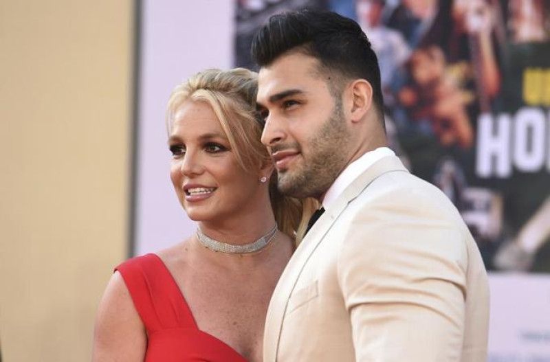 Esposo de Britney Spears la acusa de infidelidad y se va de la casa