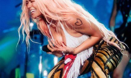 Karol G llora después de cantar en Lollapalooza y revela las fechas de su nueva gira