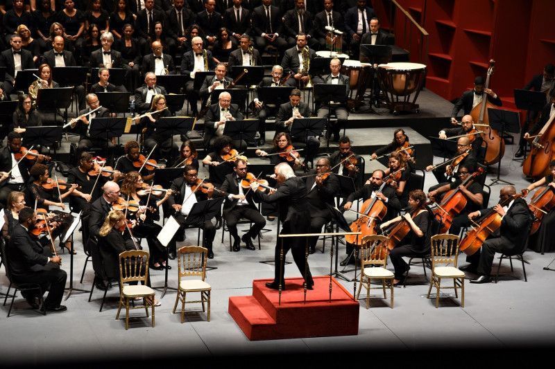 «La Novena Sinfonía», que hace 200 años fue creada por un Beethoven casi sordo, se gana los aplausos en el Teatro Nacional