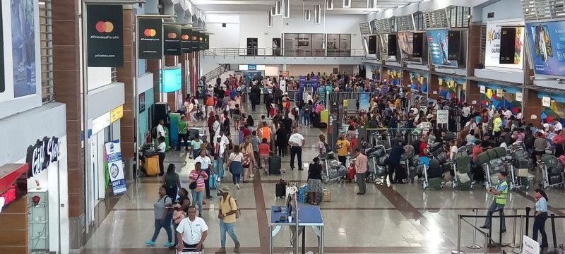 Pasajeros abarrotan el AILA tras reanudarse vuelos