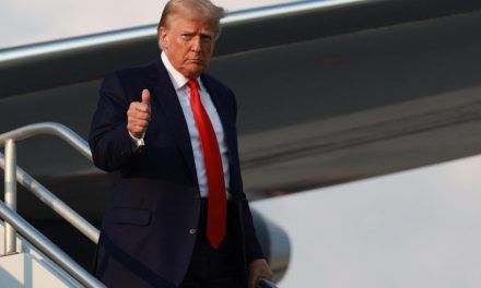 Trump vuelve a X por primera vez desde 2021 y publica su fotografía policial tomada en Georgia