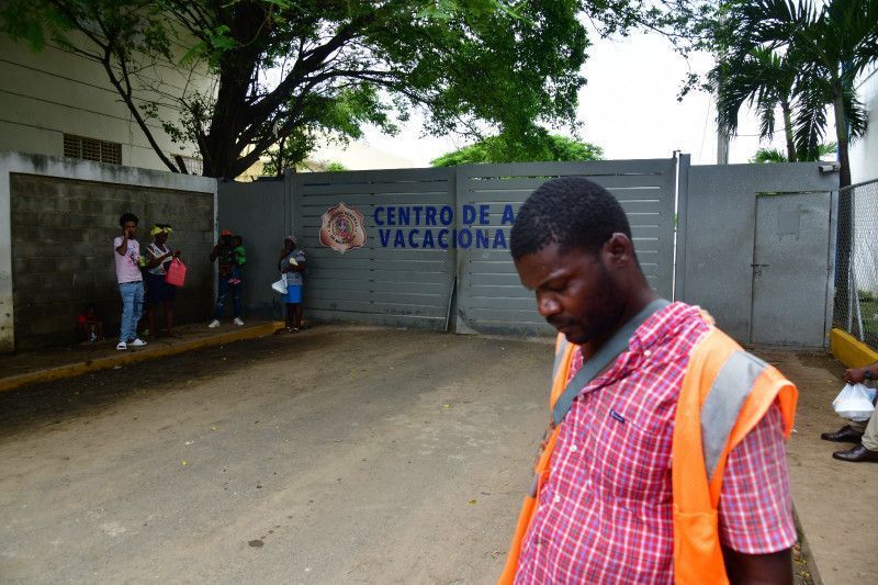 Haitianos denuncian extorsión tras redadas de Migración