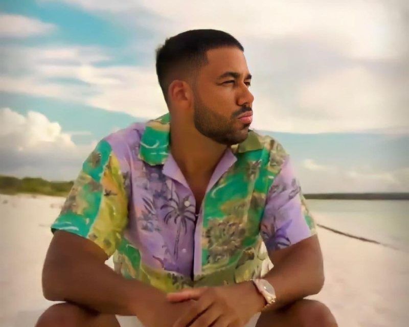 Romeo Santos sorprende fanática lleva tatuada su cara, su nombre y la palabra «romeísta», ella se arrodilla ante él