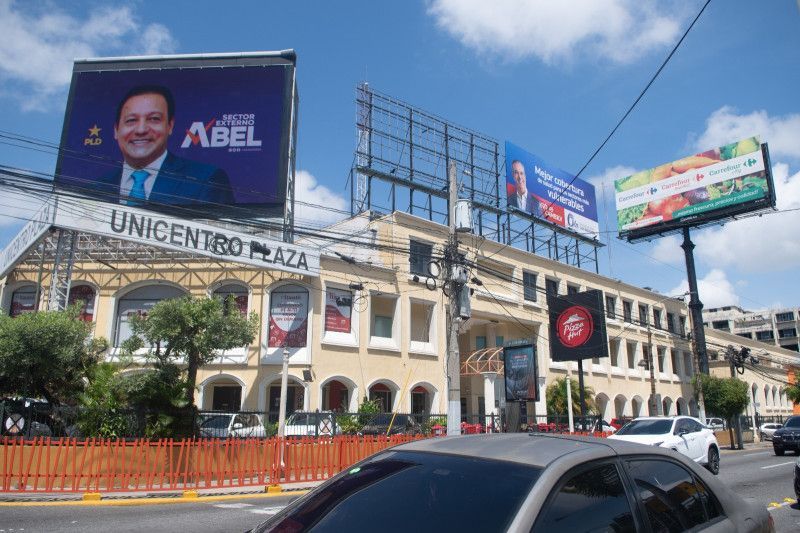 Propagandas políticas permanecen aún colocadas en calles del Gran Santo Domingo
