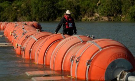 Canciller de México llega a EEUU, discutirá migración y pedido de retirar boyas en la frontera