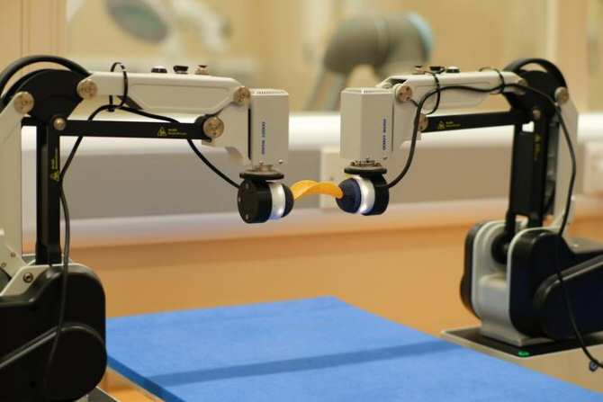 Inteligencia artificial para que un robot use sus dos brazos con precisión y sensibilidad casi humanas