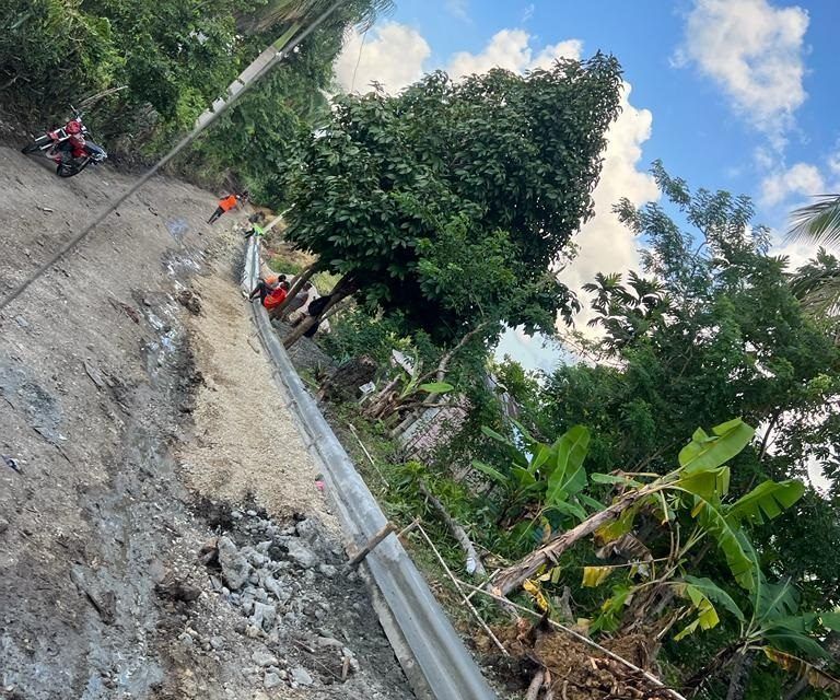 El Ayuntamiento de San Cristóbal construye aceras y contenes en Callejón de Los Melitones en Ingenio Nuevo