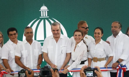 Presidente y alcaldesa inauguran Proyecto Ambiental Fernández
