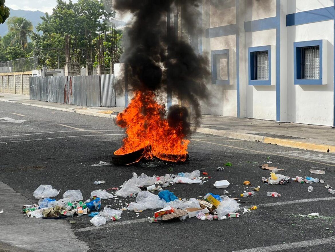 Manifestantes en protesta en Bonao