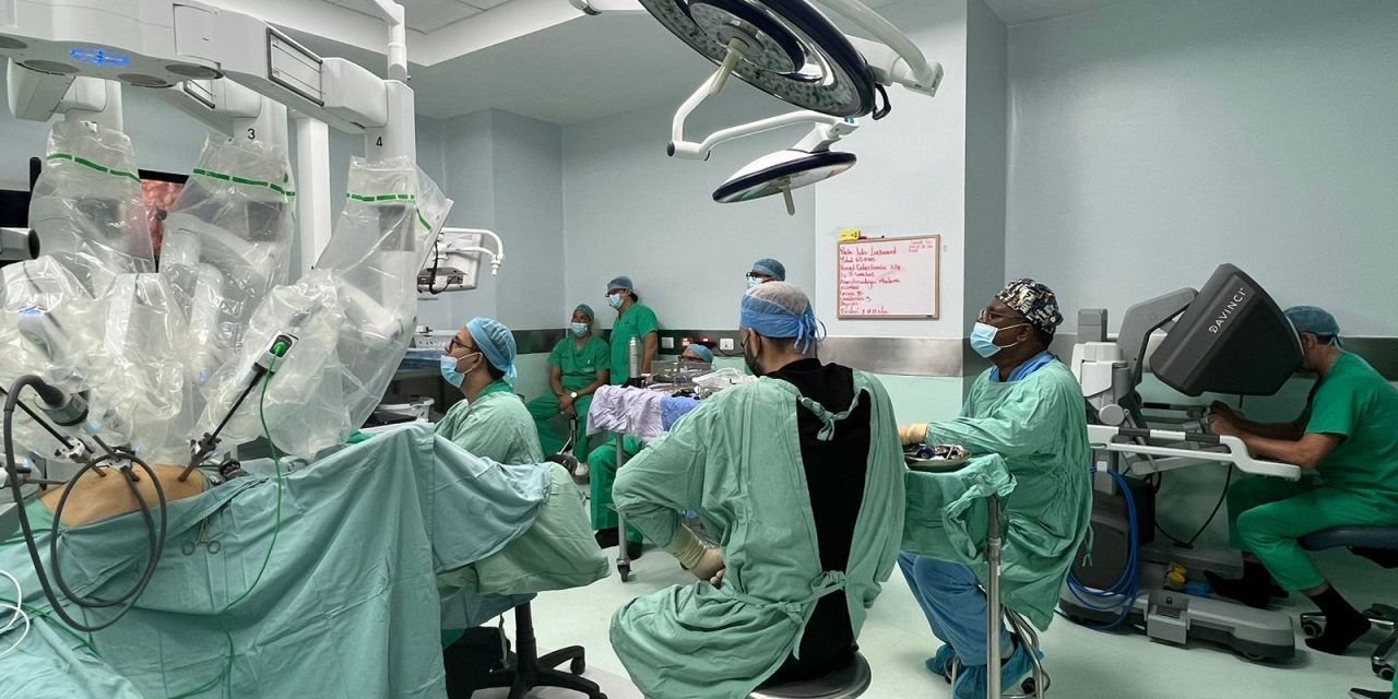 Realizan intervención para cáncer de colon asistida por robot en Santiago