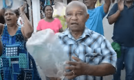 Los moradores del sector Los Novas en la Prolongación Salcedo en  provincia San Cristóbal, protestaron en reclamo del servicio de agua potable.