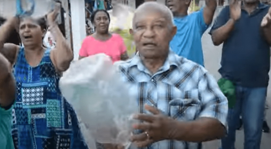 Los moradores del sector Los Novas en la Prolongación Salcedo en  provincia San Cristóbal, protestaron en reclamo del servicio de agua potable.