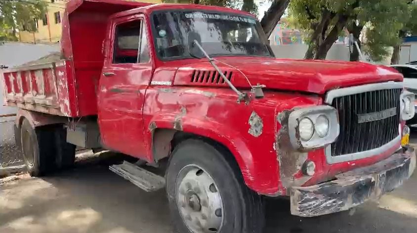 PN detiene camionero que transportaba extracción ilícita de arena en Baní