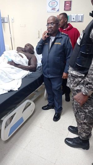 Dos policías heridos y un presunto delincuente muerto tras enfrentarse a tiros en Sabana Perdida, SDN