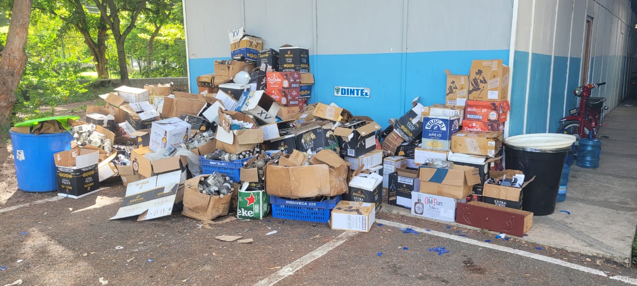 Apresan dos personas y desmantelan laboratorio clandestino de alcohol adulterado en Santiago