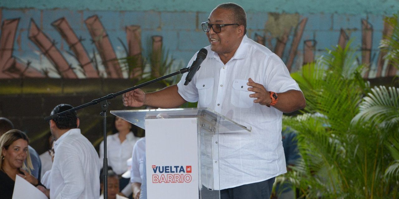 Alcalde José Andújar entrega aporte de más RD$2 millones para construcción de funeraria