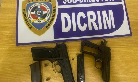 Hombre detenido con orden de arresto por la Policía de Baní y recuperan dos pistolas
