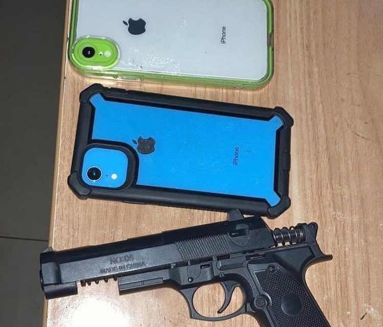 Miembros de la Policía Preventiva apresan dos asaltantes en flagrante delito luego de ser sorprendidos por una multitud en boca Nigua de Nigua