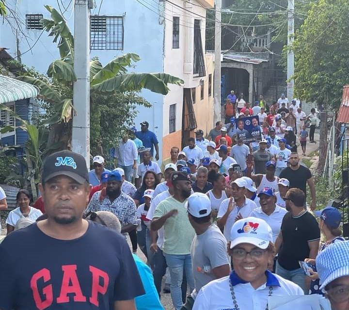 Se tiran a las calles en apoyo a la reelección del alcalde José Montas, cientos de personas de Pueblo Nuevo San Cristóbal