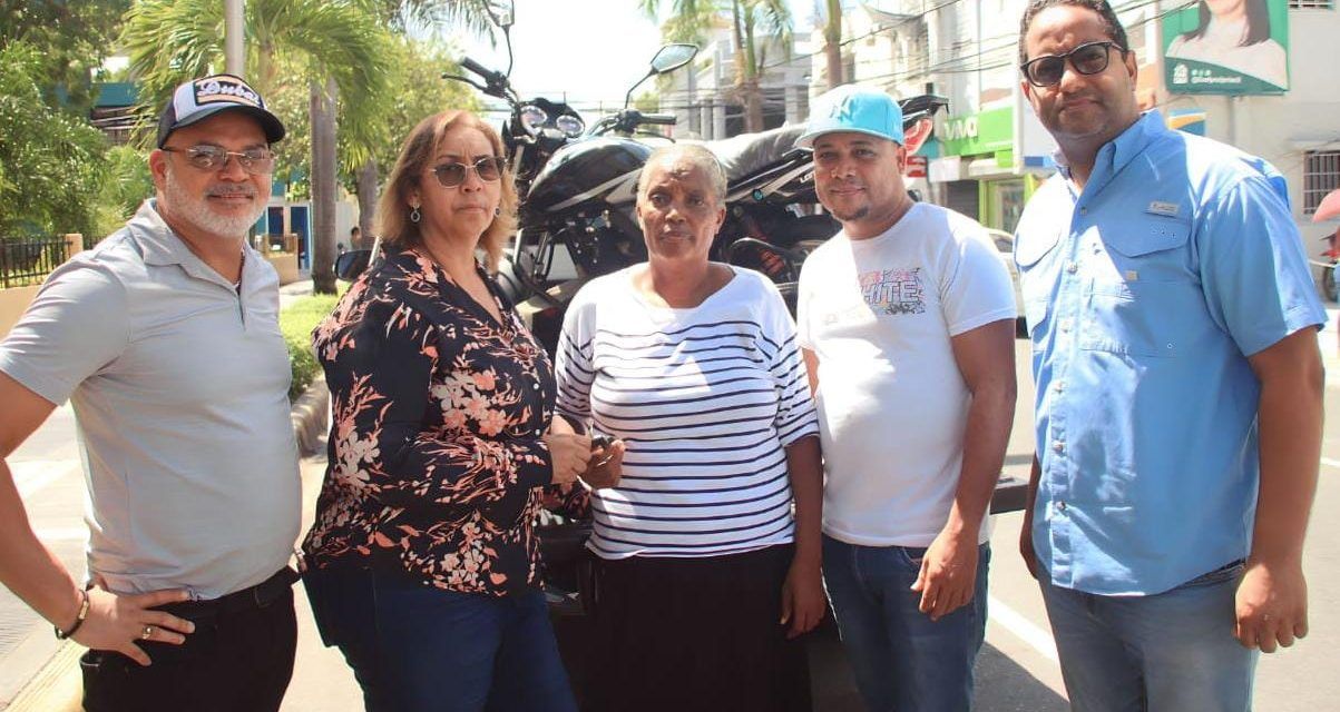 Gobierno continúa apoyando a víctimas de siniestro en San Cristóbal; entrega motocicleta a familia afectada