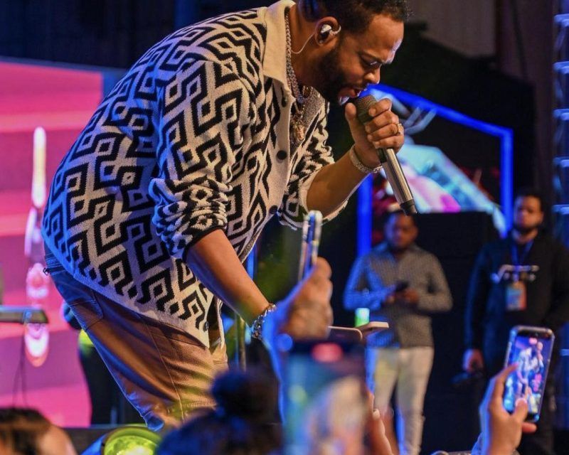 Latin Music Tours 2023 cierra con placa de reconocimiento a Yiyo Sarante