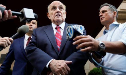 Trump preside cena para conseguir fondos para Giuliani