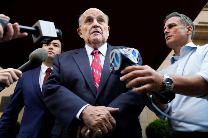 Trump preside cena para conseguir fondos para Giuliani