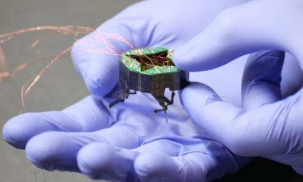 Robot minúsculo y elástico que puede estirarse para pasar por ranuras muy estrechas