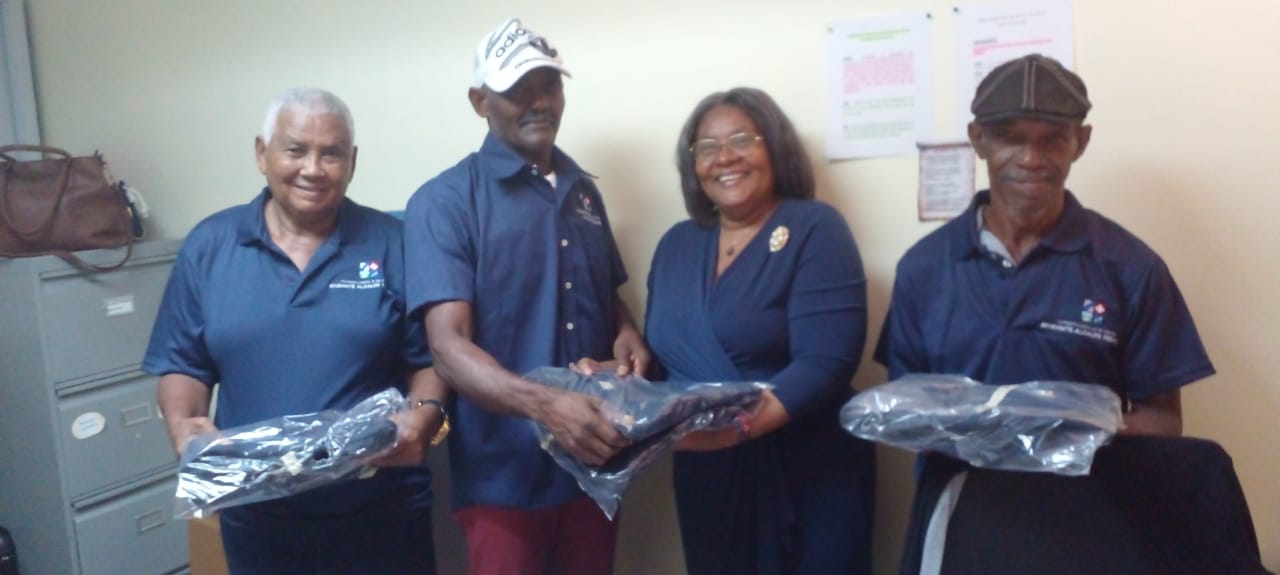 El ayuntamiento entrega uniformes a alcaldes pedaneos de diferentes comunidades en San Cristóbal