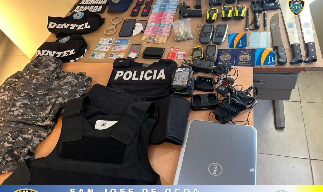 Policía Nacional y Ministerio Público apresan pareja a la que ocupan arma de fuego, carnets falsos de instituciones de seguridad y materiales relativos al uso policial y militar