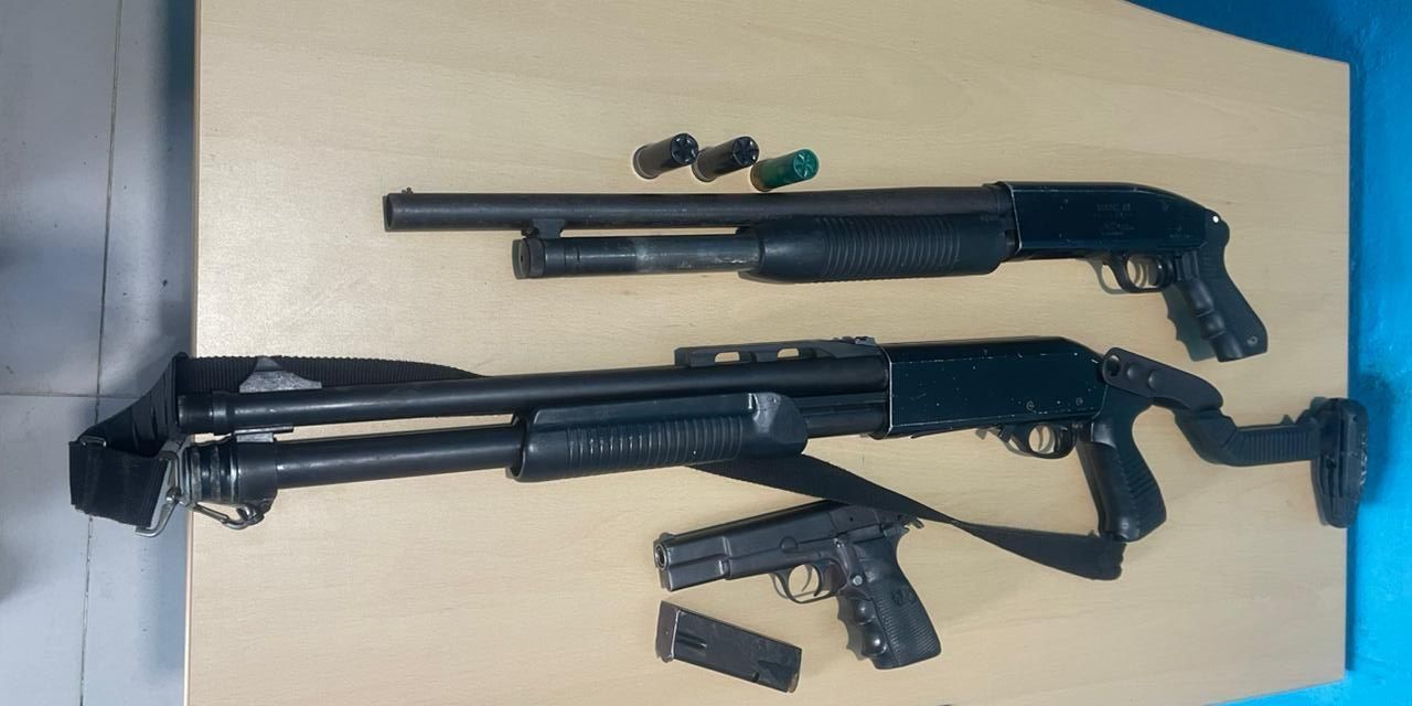 Agentes policiales ocupan armas de fuego y detienen a un individuo en cuatro allanamientos