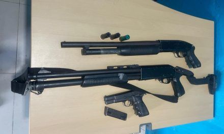 Agentes policiales ocupan armas de fuego y detienen a un individuo en cuatro allanamientos