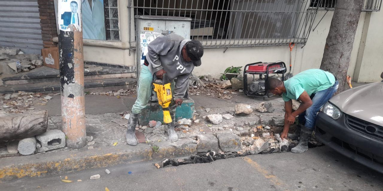Ayuntamiento SC construirá nuevas aceras y contenes en calle Mella y desmorona las que ponen en riesgo peatones