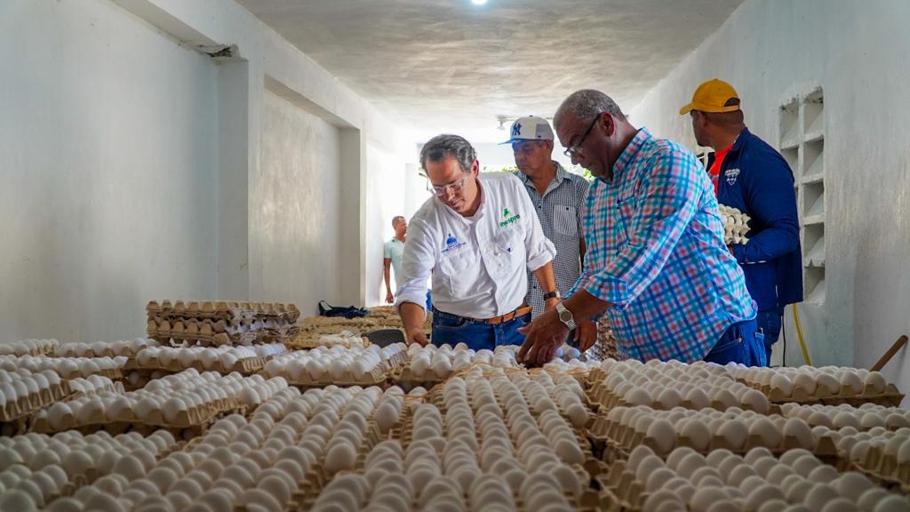 Inespre inicia compra de pollos y huevos a productores de Dajabón afectados por el cierre de la frontera